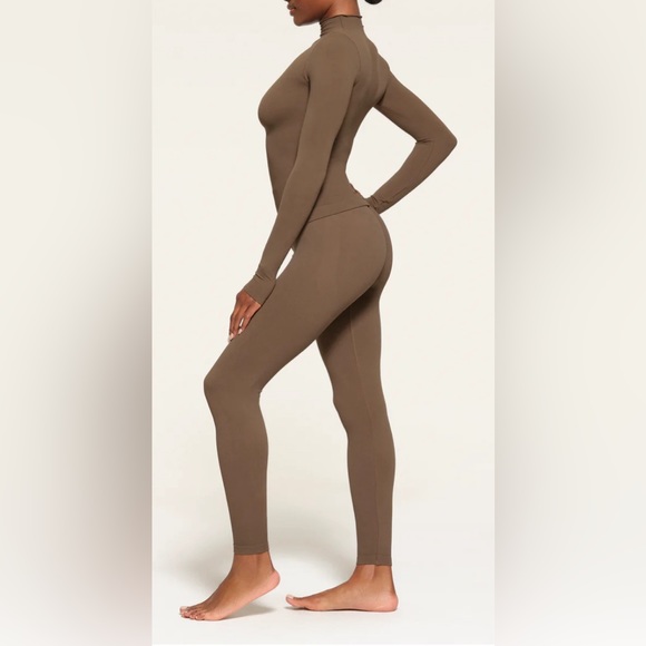 WT SKIMS Fits Everybody Funnel Neck Long Sleeved Top - Oxide - Picture 2 of 4